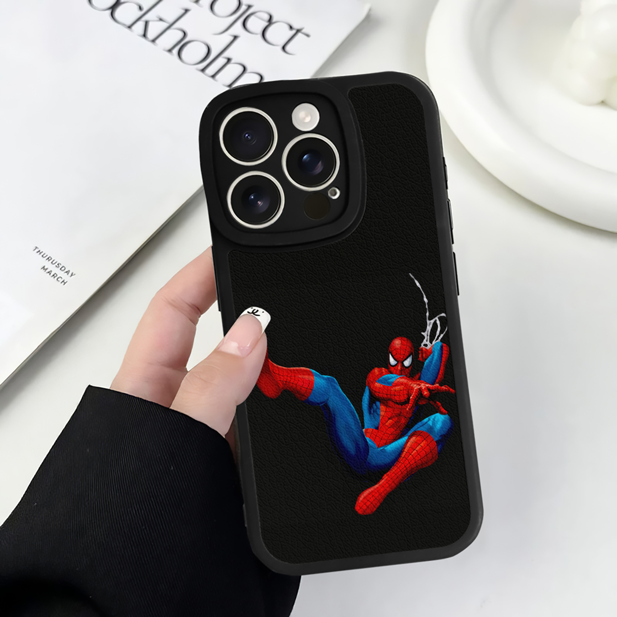Spider Man スパイダーマン 【iPhone 16シリーズ対応】シリコンスマホケース（レザー調） 材質：シリコン